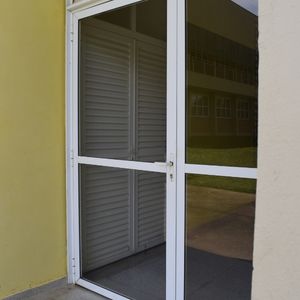 Puerta de aluminio de exterior