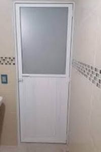 Puertas de aluminio para baño sencillas